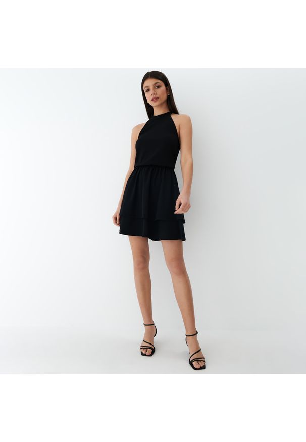 Mohito - Czarna sukienka mini z odkrytymi ramionami - Czarny. Kolor: czarny. Typ sukienki: z odkrytymi ramionami. Długość: mini