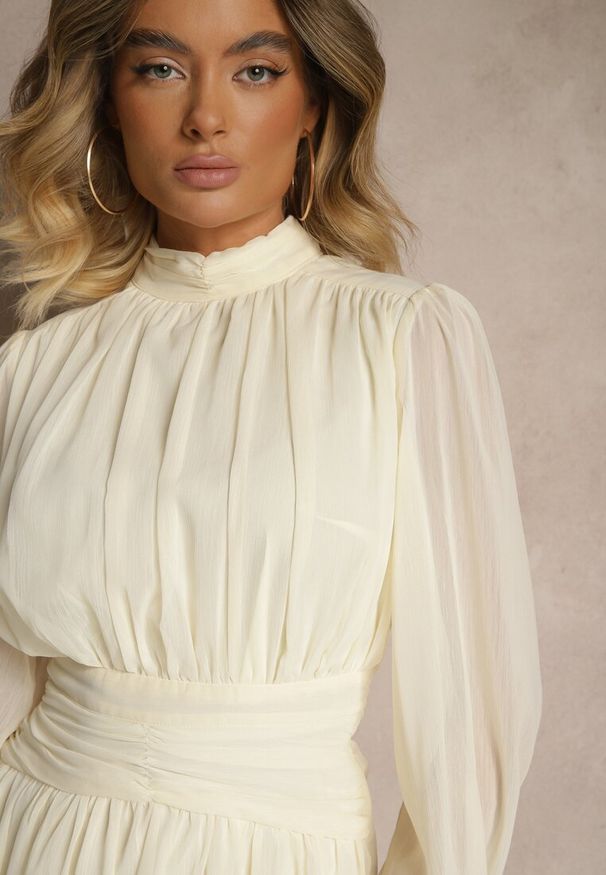 Renee - Beżowa Rozkloszowana Sukienka z Półprzeźroczystymi Wstawkami i Stójką Gelabine. Okazja: na co dzień, na spacer. Typ kołnierza: kołnierzyk stójkowy. Kolor: beżowy. Typ sukienki: proste, rozkloszowane. Styl: casual, elegancki