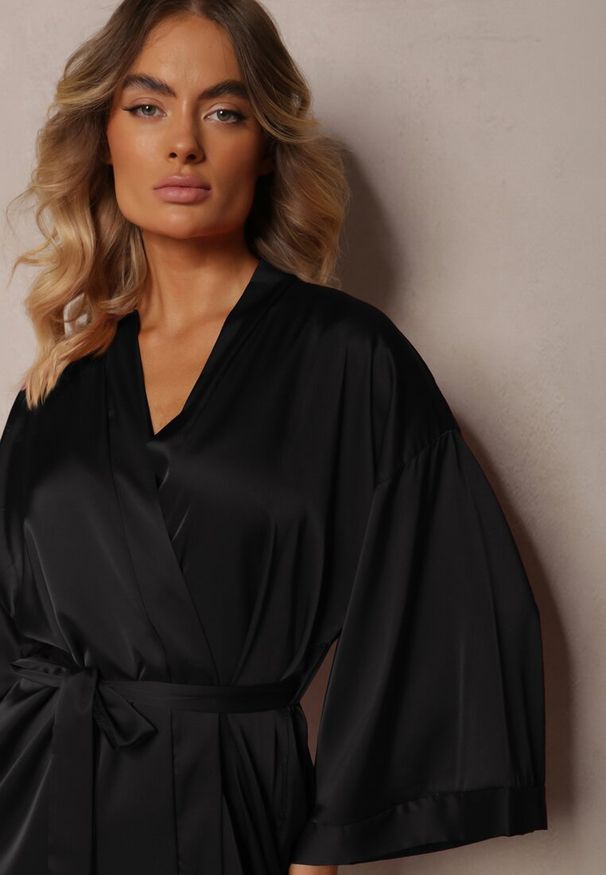 Renee - Czarny Szlafrok z Satyny Wykończony Paskiem Rivathena. Typ kołnierza: dekolt w kształcie V. Kolor: czarny. Materiał: satyna