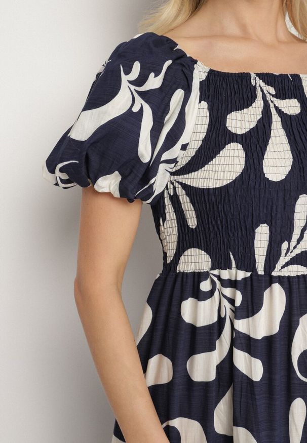 Born2be - Granatowa Rozkloszowana Sukienka z Elastyczną Górą i Bufiastymi Rękawami Orrivene. Okazja: na co dzień. Typ kołnierza: dekolt kwadratowy. Kolor: niebieski. Typ sukienki: proste. Styl: elegancki, casual