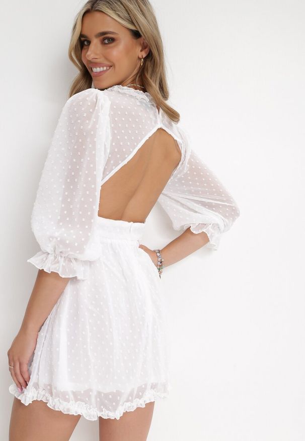 Born2be - Biała Sukienka Taphionis. Typ kołnierza: kołnierz z falbankami. Kolor: biały. Materiał: tkanina. Typ sukienki: kopertowe. Długość: mini