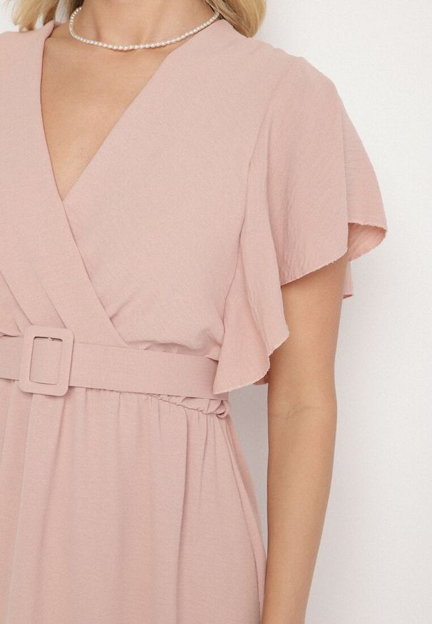 Born2be - Jasnoróżowa Sukienka z Kopertowym Dekoltem i Paskiem Sizuee. Kolor: różowy. Typ sukienki: kopertowe