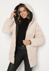 Born2be - Czarno-Beżowa Pikowana Kurtka Dwustronna z Kapturem i Futerkiem Rinaresa. Okazja: na co dzień. Typ kołnierza: kaptur. Kolor: czarny. Materiał: futro. Styl: casual, elegancki #3
