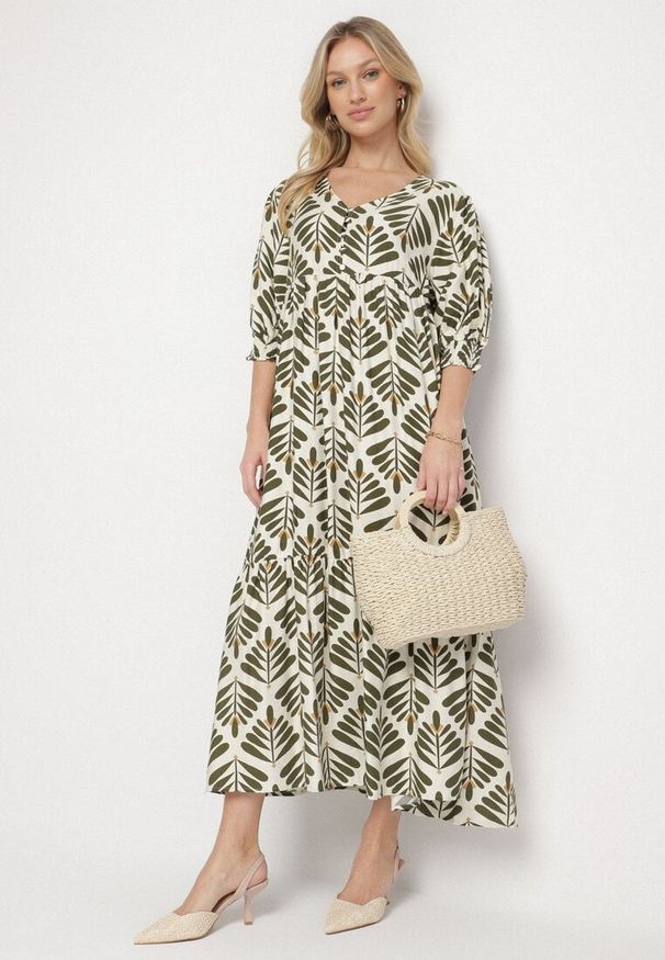 Born2be - Zielona Rozkloszowana Sukienka z Wiskozą z Motywem Roślinnym Loredia. Okazja: na co dzień. Typ kołnierza: dekolt w kształcie V. Kolor: zielony. Materiał: wiskoza. Długość rękawa: krótki rękaw. Wzór: aplikacja. Styl: casual, elegancki
