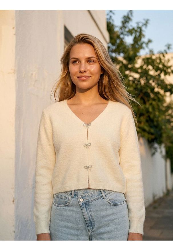 Sinsay - Sweter z kokardami - biały. Typ kołnierza: kokarda. Kolor: biały