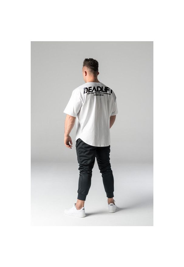 T-shirt oversize sportowy DEADLIFT unisex z krótkim rękawkiem. Kolor: biały. Długość rękawa: krótki rękaw. Długość: krótkie