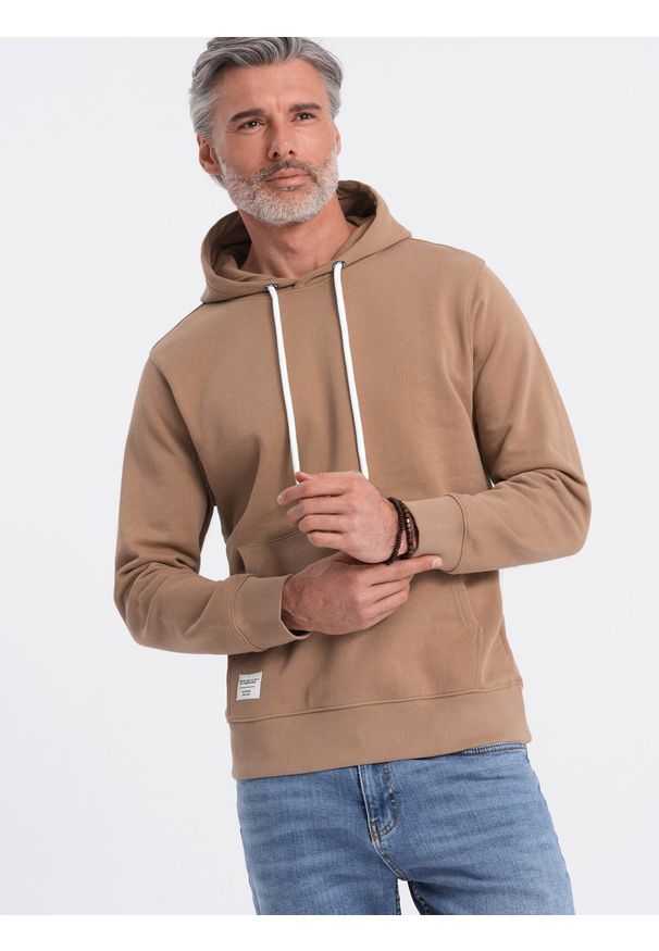Ombre Clothing - Męska bluza dresowa kangurka z kapturem - brązowa V2 OM-SSBN-0177 - L. Okazja: na co dzień. Typ kołnierza: kaptur. Kolor: brązowy. Materiał: dresówka. Wzór: aplikacja. Styl: klasyczny, casual