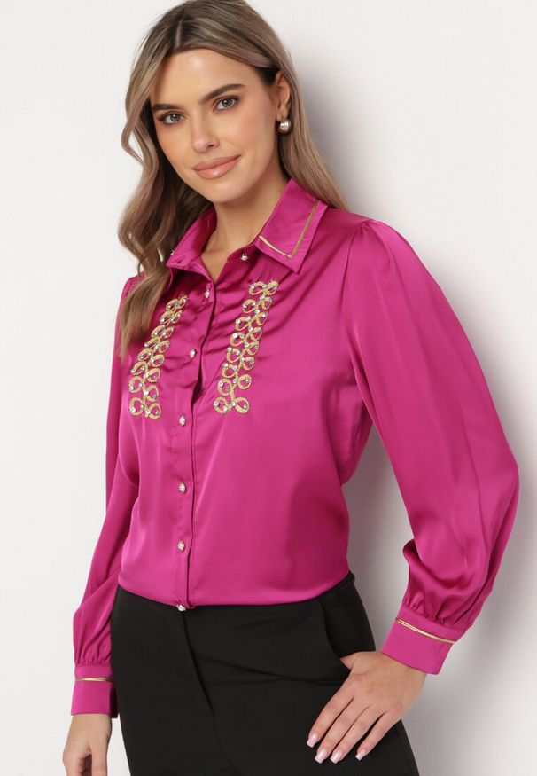 Born2be - Fuksjowa Satynowa Koszula z Kołnierzykiem Ozdobiona Cyrkoniami i Perełkami Classa. Kolor: różowy. Materiał: satyna. Wzór: aplikacja. Styl: elegancki