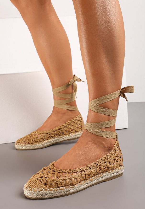 Renee - Brązowe Balerinki z Imitacji Skóry o Plecionym Fasonie ze Sznurowaniami Wokół Kostki Elluna. Kolor: brązowy. Materiał: skóra. Styl: elegancki