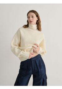 Reserved - Sweter z domieszką wełny - biały. Kolor: biały. Materiał: wełna