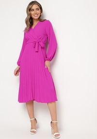Born2be - Fuksjowa Sukienka Mesyre. Okazja: do pracy, na randkę. Typ kołnierza: dekolt w kształcie V. Kolor: różowy. Materiał: materiał. Typ sukienki: kopertowe, plisowane. Długość: midi #1