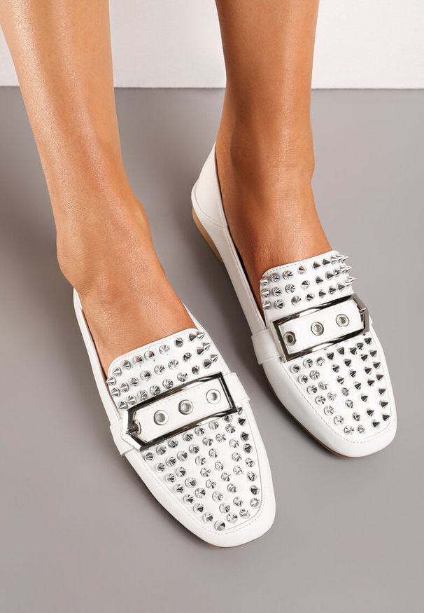 Born2be - Białe Mokasyny z Ćwiekami na Kwadratowym Nosku Rosabell. Okazja: na spotkanie biznesowe, na co dzień. Nosek buta: otwarty. Kolor: biały. Materiał: jeans. Wzór: aplikacja. Obcas: na obcasie. Styl: elegancki, casual, klasyczny, biznesowy. Wysokość obcasa: niski