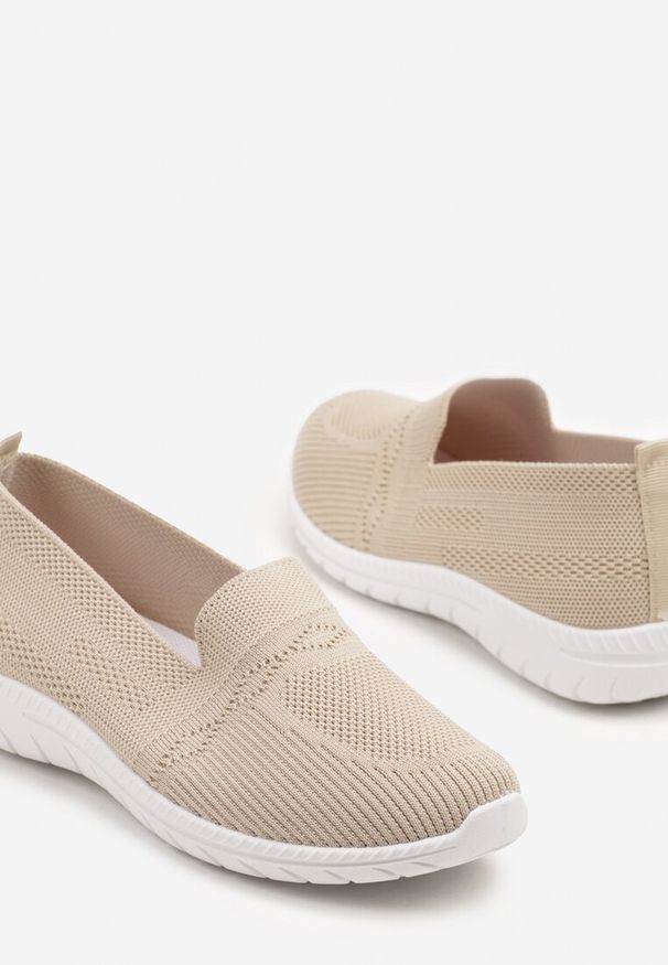 Born2be - Beżowe Wsuwane Tenisówki Mokasyny Venni. Okazja: na co dzień, na spacer. Zapięcie: bez zapięcia. Kolor: beżowy. Materiał: jeans. Wzór: aplikacja. Styl: elegancki, casual