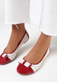Born2be - Biało-Czerwone Balerinki Talilia. Nosek buta: okrągły. Zapięcie: bez zapięcia. Kolor: biały. Materiał: skóra ekologiczna, lakier. Szerokość cholewki: normalna. Wzór: ażurowy, aplikacja #2