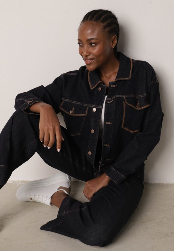 Born2be - Niebieska Kurtka Jeansowa z Bawełną Zdobiona Kontrastowymi Lamówkami Nedore. Okazja: na spacer, na co dzień. Kolor: niebieski. Materiał: bawełna, jeans. Wzór: aplikacja. Sezon: lato. Styl: casual, klasyczny