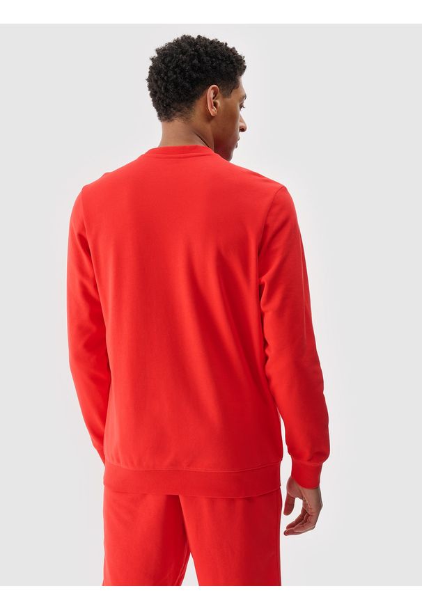 4f - 4F Bluza dresowa nierozpinana bez kaptura męska - czerwona S. Okazja: na co dzień. Typ kołnierza: bez kaptura. Kolor: czerwony. Materiał: dresówka. Wzór: gładki, ze splotem. Styl: klasyczny, casual, sportowy