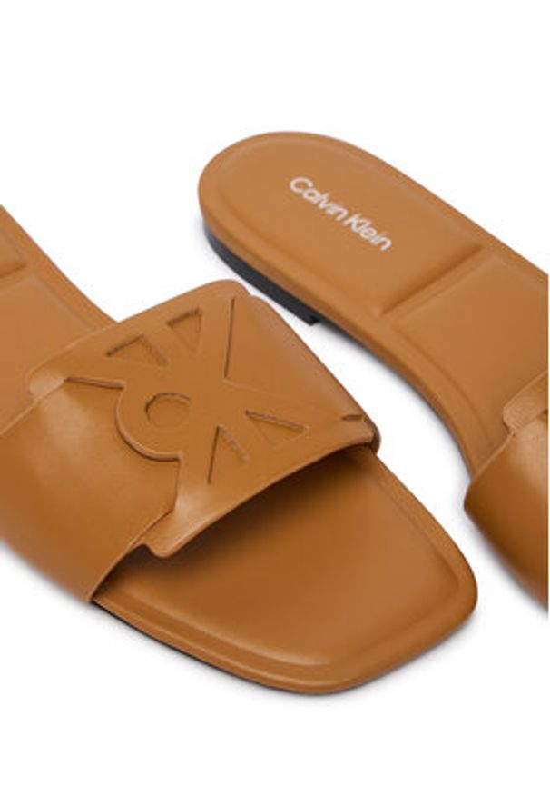 Calvin Klein Klapki Square Flat Sandal Emblem HW0HW03128 Brązowy. Kolor: brązowy. Materiał: skóra