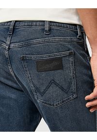Wrangler - WRANGLER GREENSBORO MĘSKIE SPODNIE JEANSOWE JEANSY DŻINSY STORMY WASH 112357413 W15Q017437 #4