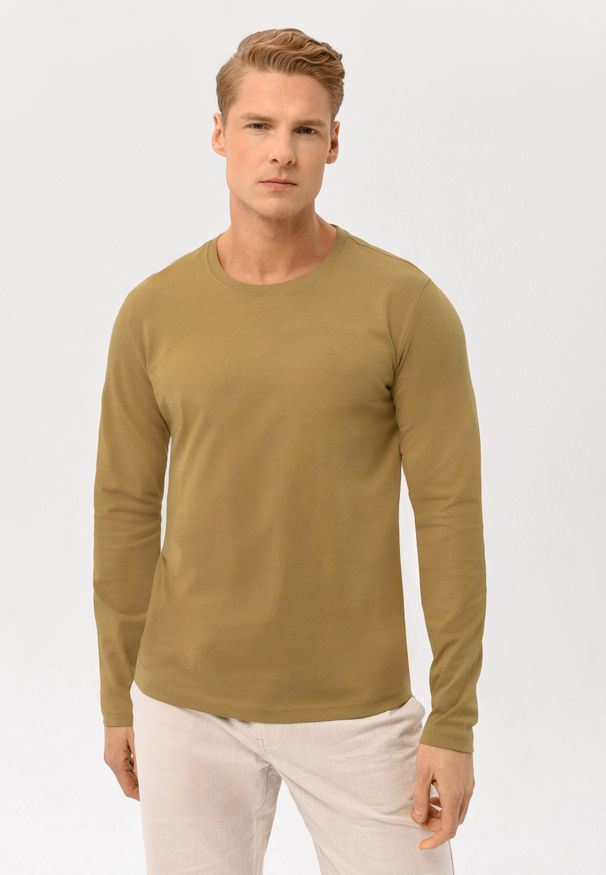 Volcano - Beżowy longsleeve L-HALS. Kolekcja: plus size. Kolor: beżowy. Materiał: włókno, materiał, dresówka, bawełna, skóra. Długość rękawa: długi rękaw. Długość: długie. Wzór: gładki, aplikacja. Sezon: zima, wiosna, jesień, lato. Styl: klasyczny