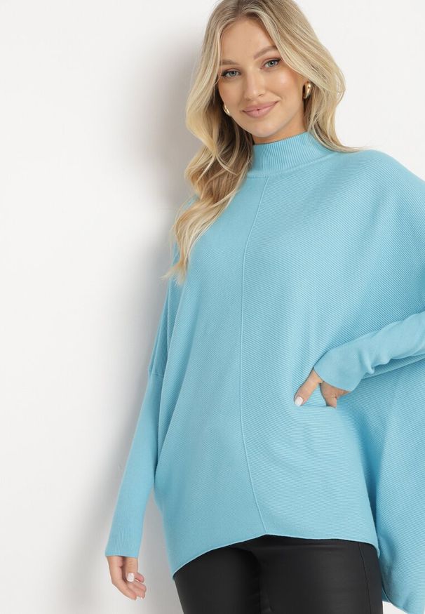 Born2be - Jasnoniebieski Sweter Typu Nietoperz z Półgolfem Lekko Asymetryczny Vitiella. Okazja: na co dzień. Kolor: niebieski. Materiał: jeans. Długość rękawa: długi rękaw. Długość: długie. Styl: elegancki, casual