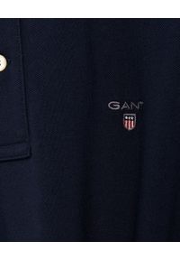 GANT - Granatowy t-shirt polo z bawełnianej piki. Okazja: na co dzień. Typ kołnierza: polo. Kolor: niebieski. Materiał: bawełna. Wzór: haft. Styl: klasyczny, casual, sportowy #2
