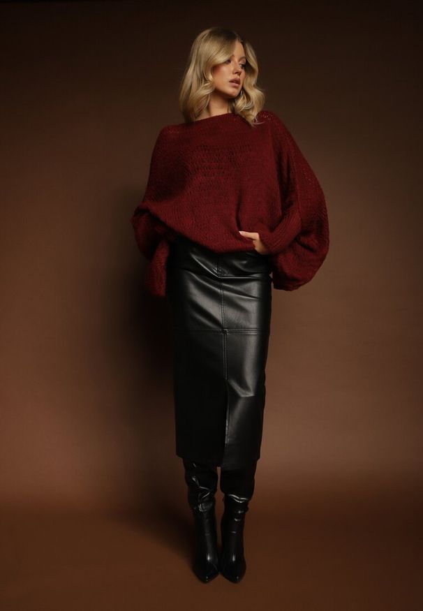 Renee - Bordowy Luźny Sweter Dzianinowy w Stylu Ponczo Nattava. Okazja: na co dzień. Typ kołnierza: dekolt w łódkę. Kolor: czerwony. Materiał: dzianina. Styl: wizytowy, casual, elegancki
