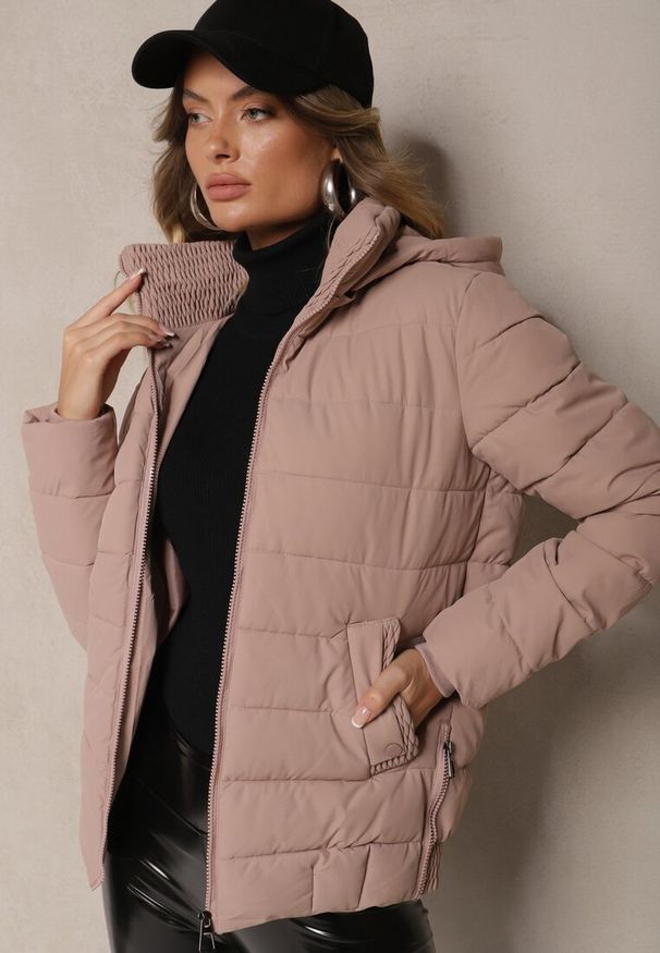 Renee - Jasnoróżowa Kurtka z Pikowanymi Przeszyciami z Odpinanym Kapturem i Ściągaczem w Talii Sintavia. Okazja: na co dzień. Kolor: różowy. Materiał: jeans, tkanina. Sezon: zima. Styl: casual