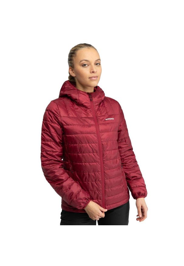 SIROKO - Damska lekka ocieplana kurtka trekkingowa Siroko Pursuit. Typ kołnierza: kaptur. Kolor: czerwony. Materiał: puch. Sport: turystyka piesza