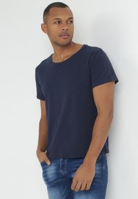 Born2be - Granatowa Koszulka z Krótkim Rękawem i Okrągłym Dekoltem Waylynn. Kolor: niebieski. Materiał: jeans, tkanina. Długość rękawa: krótki rękaw. Długość: krótkie. Wzór: gładki