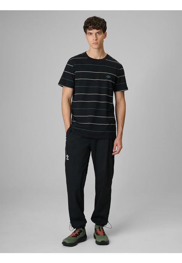 4f - 4F T-shirt regular z nadrukiem męski - czarny M. Okazja: na co dzień. Kolor: czarny. Materiał: dzianina, bawełna, materiał. Wzór: nadruk. Styl: casual, klasyczny