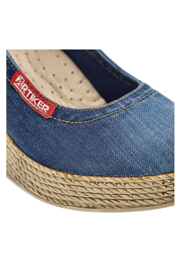 Jeansowe Półbuty Artiker Modne Obuwie Na Koturnie. Okazja: na co dzień. Zapięcie: bez zapięcia. Kolor: niebieski. Szerokość cholewki: normalna. Wzór: aplikacja. Materiał: jeans. Sezon: lato. Obcas: na koturnie. Styl: casual, wakacyjny, wizytowy