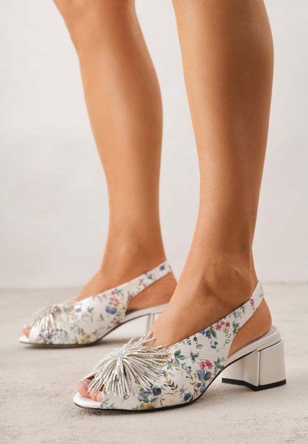 Born2be - Białe Sandały na Obcasie ze Skórzaną Wkładką Ozdobione Pomponem Nelreris. Okazja: na spacer, na co dzień, na imprezę. Nosek buta: otwarty. Kolor: biały. Wzór: aplikacja. Materiał: skóra. Sezon: lato. Obcas: na obcasie. Styl: casual, elegancki. Wysokość obcasa: średni