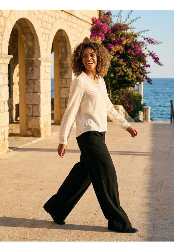 Sinsay - Spodnie wide leg z kieszeniami - czarny. Kolor: czarny