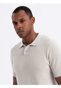 Ombre Clothing - Męska bawełniana koszulka polo ze strukturalnej dzianiny – beżowa V6 - Rozmiar: S. Okazja: do pracy, na co dzień. Typ kołnierza: polo. Kolor: beżowy. Materiał: bawełna, dzianina. Długość: krótkie. Styl: casual, elegancki #4