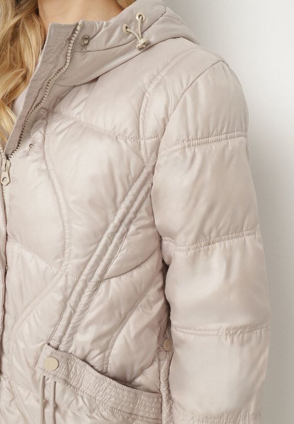 Born2be - Beżowa Kurtka z Kapturem Ozdobiona Przeszyciami i Sznurkami Boledia. Okazja: na co dzień. Typ kołnierza: kaptur. Kolor: beżowy. Materiał: jeans. Wzór: aplikacja. Styl: casual