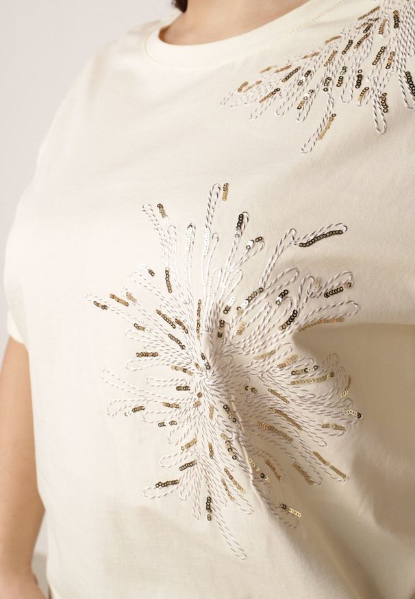 Born2be - Jasnobeżowy T-shirt Bawełniany z Ozdobnymi Cekinami Greyfeather. Okazja: na co dzień, do pracy, na spotkanie biznesowe. Kolekcja: plus size. Kolor: beżowy. Materiał: bawełna. Długość: długie. Wzór: gładki. Styl: casual, biznesowy, elegancki