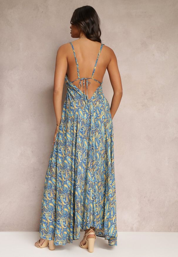 Renee - Niebieska Rozkloszowana Sukienka Maxi Wiązana na Szyi z Wiskozy z Printem Paisley Olympie. Kolor: niebieski. Materiał: wiskoza. Wzór: nadruk, paisley. Sezon: lato, wiosna. Styl: boho. Długość: maxi