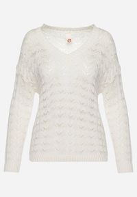 Born2be - Biały Ażurowy Sweter z Trójkątnym Dekoltem i Ściągaczami Isandre. Kolor: biały. Wzór: ażurowy