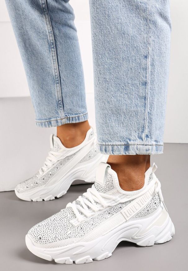 Renee - Białe Sneakersy z Błyszczącymi Cyrkonami i Napisem Halerin. Kolor: biały. Wzór: napisy