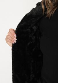 Born2be - Beżowa Pikowana Kurtka z Kapturem o Dwustronnym Kroju Tahalia. Okazja: na spacer. Typ kołnierza: kaptur. Kolor: beżowy. Materiał: dzianina, poliester, wełna, jeans, futro #6