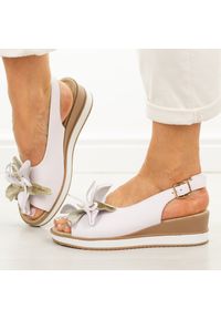 Białe skórzane sandały damskie na koturnie S.Barski 5988. Okazja: na co dzień. Zapięcie: pasek. Kolor: biały. Materiał: skóra. Wzór: aplikacja, kwiaty. Sezon: wiosna, lato. Obcas: na koturnie. Styl: casual #1
