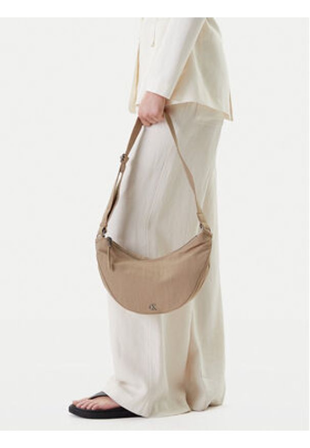Calvin Klein Jeans Torebka Luna Nylon Sling Bag LV04K3095G Beżowy. Kolor: beżowy