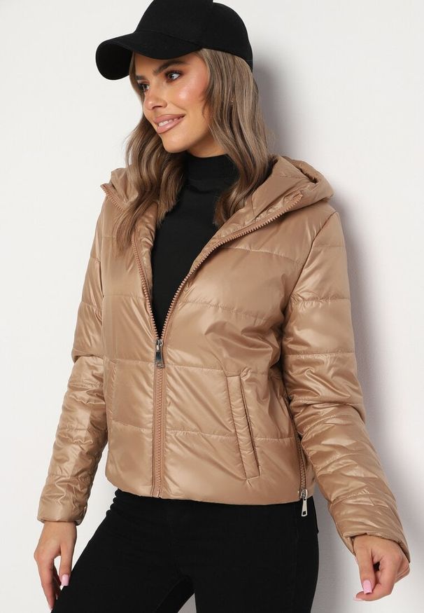 Born2be - Beżowa Pikowana Kurtka z Kapturem Terishia. Okazja: na co dzień. Typ kołnierza: kaptur. Kolor: beżowy. Materiał: jeans. Długość rękawa: długi rękaw. Długość: długie. Sezon: wiosna. Styl: casual, elegancki