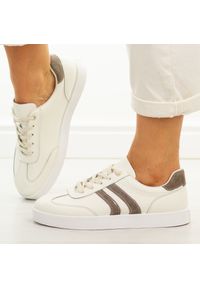 Beżowe skórzane półbuty damskie Vinceza 41505. Okazja: na co dzień. Nosek buta: okrągły. Zapięcie: pasek. Kolor: beżowy. Szerokość cholewki: normalna. Wzór: aplikacja. Materiał: skóra. Sezon: wiosna, lato, jesień. Obcas: na płaskiej podeszwie. Styl: casual, klasyczny, sportowy #1