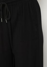 Born2be - Czarne Spodnie Bawełniane Szerokie z Gumką w Pasie Efranica. Okazja: na co dzień. Kolor: czarny. Materiał: bawełna. Styl: elegancki, casual
