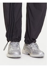 Adidas - adidas Spodnie dresowe JJ0920 Szary Loose Fit. Kolor: szary. Materiał: syntetyk #3