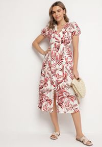 Born2be - Czerwona Rozkloszowana Sukienka z Dekoltem w Serek Zdobiona Roślinnym Wzorem Evilirae. Okazja: na co dzień, na spotkanie biznesowe, do pracy. Typ kołnierza: dekolt w serek. Kolor: czerwony. Wzór: aplikacja. Styl: casual, biznesowy #3