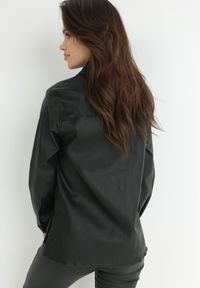 Born2be - Czarna Koszula z Imitacji Skóry Chiphi. Okazja: na co dzień. Typ kołnierza: kołnierzyk klasyczny. Kolor: czarny. Materiał: skóra. Długość rękawa: długi rękaw. Długość: długie. Styl: elegancki, casual, klasyczny #5