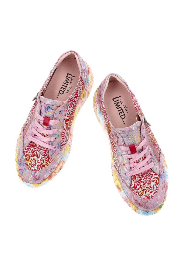 Sneakersy damskie Laura Vita, podwyższona podeszwa z wielokolorowym wzorem na obwodzie oraz perforowane panele na cholewce, różowe, 57 SL26803-57B. Okazja: na co dzień, do pracy, na spacer. Zapięcie: zamek. Kolor: różowy. Szerokość cholewki: normalna. Wzór: kolorowy, aplikacja, kwiaty. Sezon: wiosna, lato. Styl: casual, elegancki