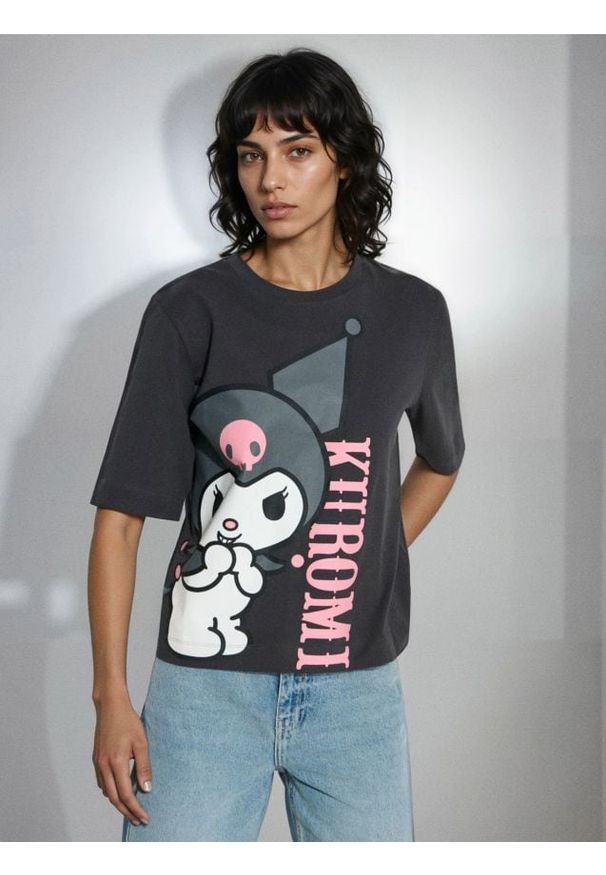 Sinsay - Bawełniana koszulka z krótkim rękawem Kuromi - szary. Kolor: szary. Materiał: bawełna. Długość rękawa: krótki rękaw. Długość: krótkie